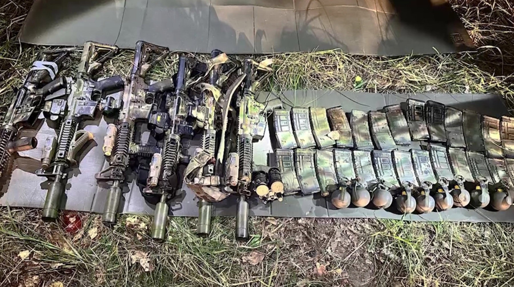 Оружие, изъятое сотрудниками ФСБ РФ у диверсионно-террористической группы, в Навельском районе Брянской области