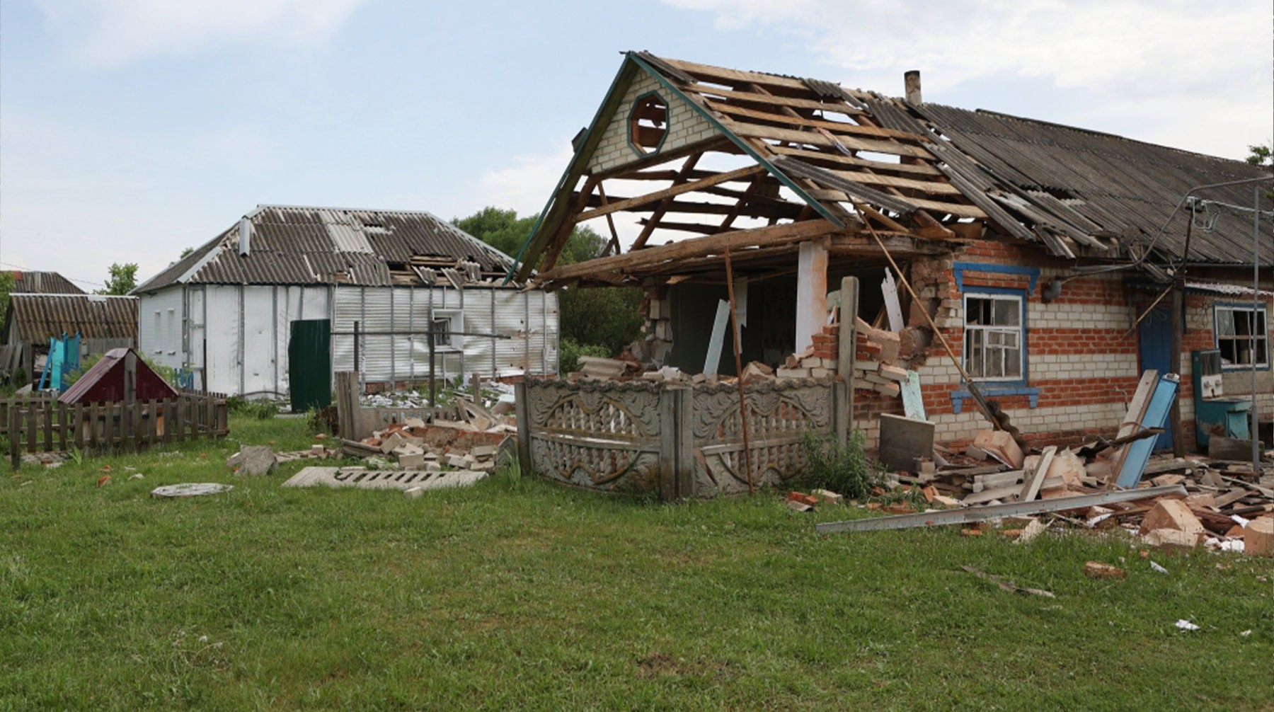 Жилые дома, разрушенные в результате атаки ДРГ, в Белгородской области